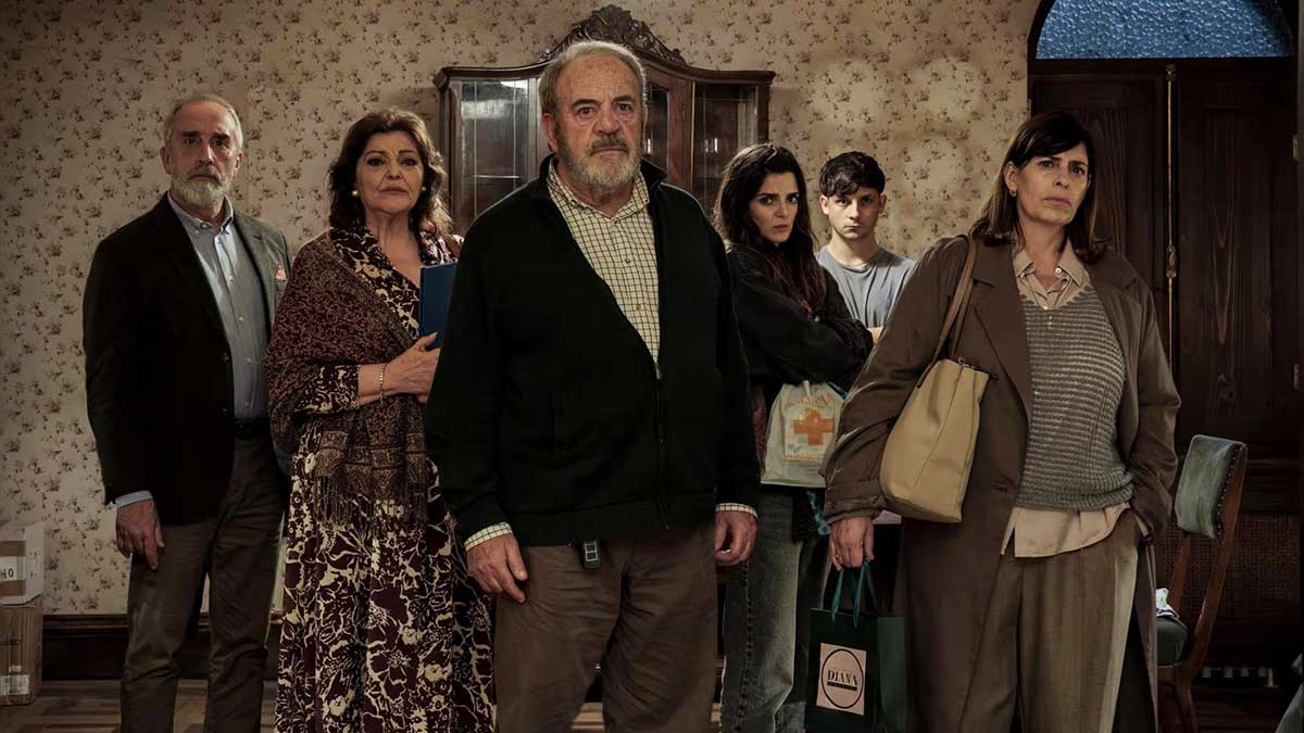 Charo Reina junto a todos los actores de la película 'votemos'