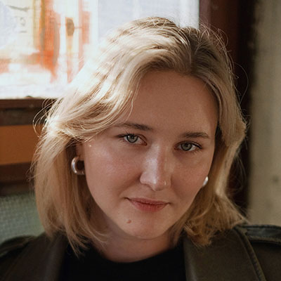 Inflatable bear, hourly directora