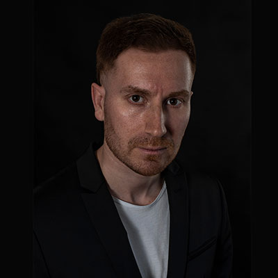 Una monedita director