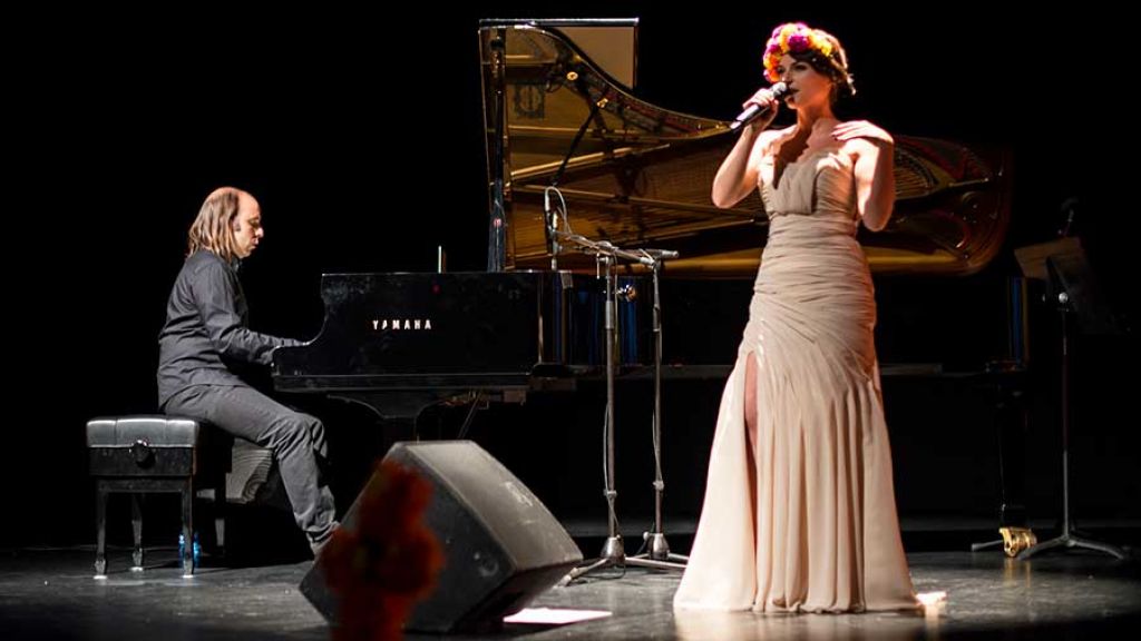La obra ‘Japón 5.7.5’ de Rubén Romero Pascual abrirá este año la XX edición del Certamen. En la imagen, Rubén interpretando “Altar de Muertos”, junto a la cantante Mara Row, en la pasada edición del festival.