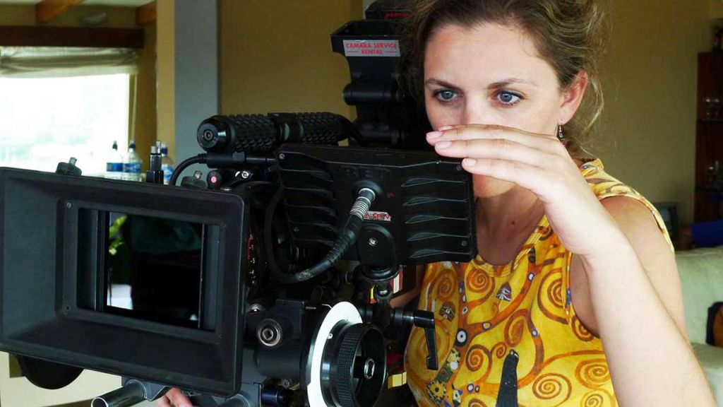 La directora cinematográfica Isabel de Ocampo durante un rodaje