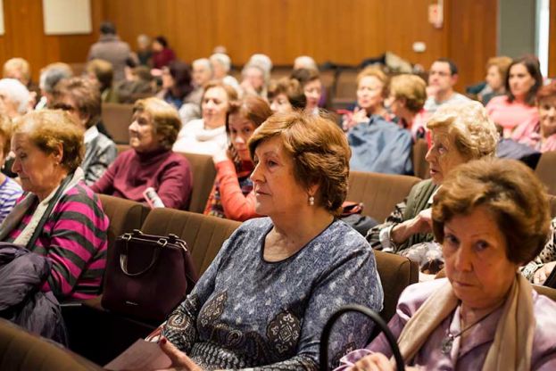 Salón Delegación Territorial de la Junta de CyL.  Mujeres de Cine. Las amas de casa cortan el bacalao. Fotografías Elena Gimeno Dones