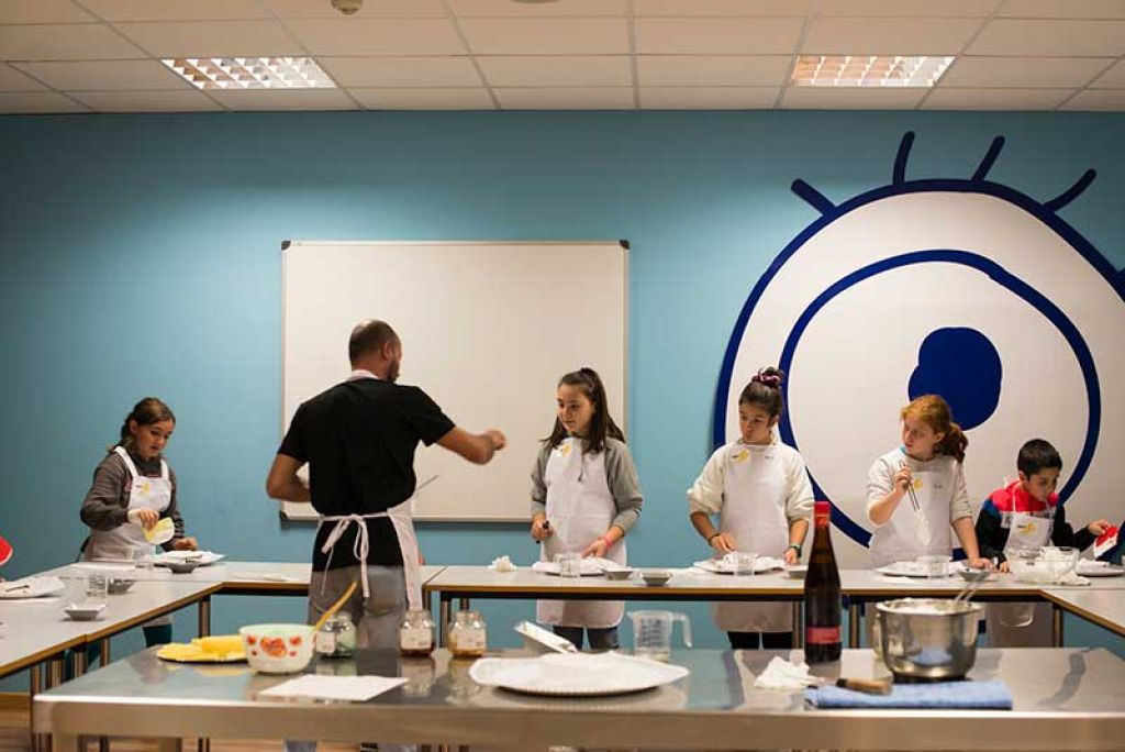 AULA COCINA C.C. BÉCQUER. Cakes cubanos. Taller de cocina infantil por Lesyan Vallés. Fotografías Elena Gimeno Dones