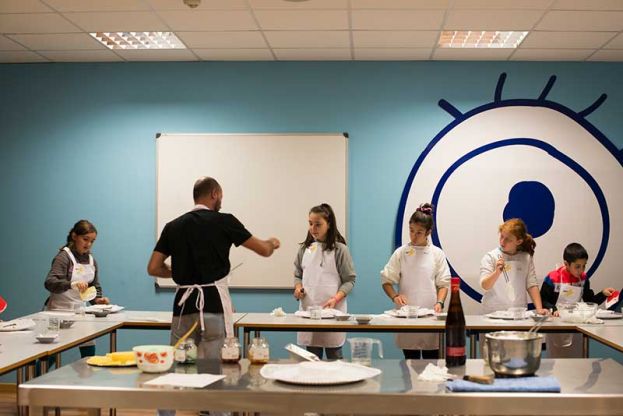 AULA COCINA C.C. BÉCQUER. Cakes cubanos. Taller de cocina infantil por Lesyan Vallés. Fotografías Elena Gimeno Dones