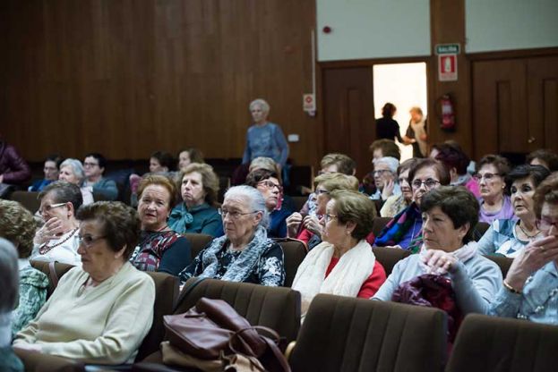 ESPACIO JCyL. Las amas de casa cortan el bacalao. Fotografías Elena Gimeno Dones